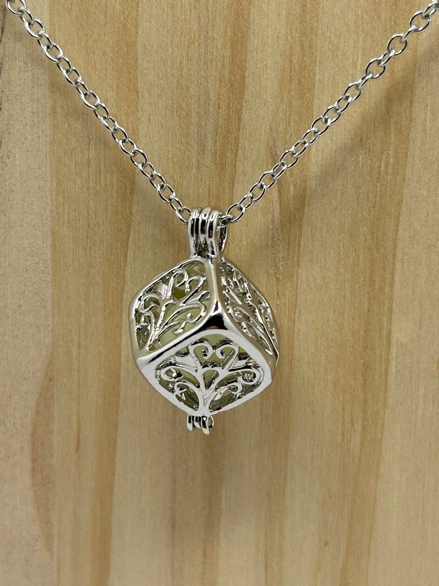 Leuchtende Würfel-Anhänger Kette – Floral Design, 45 cm, Silberfarben