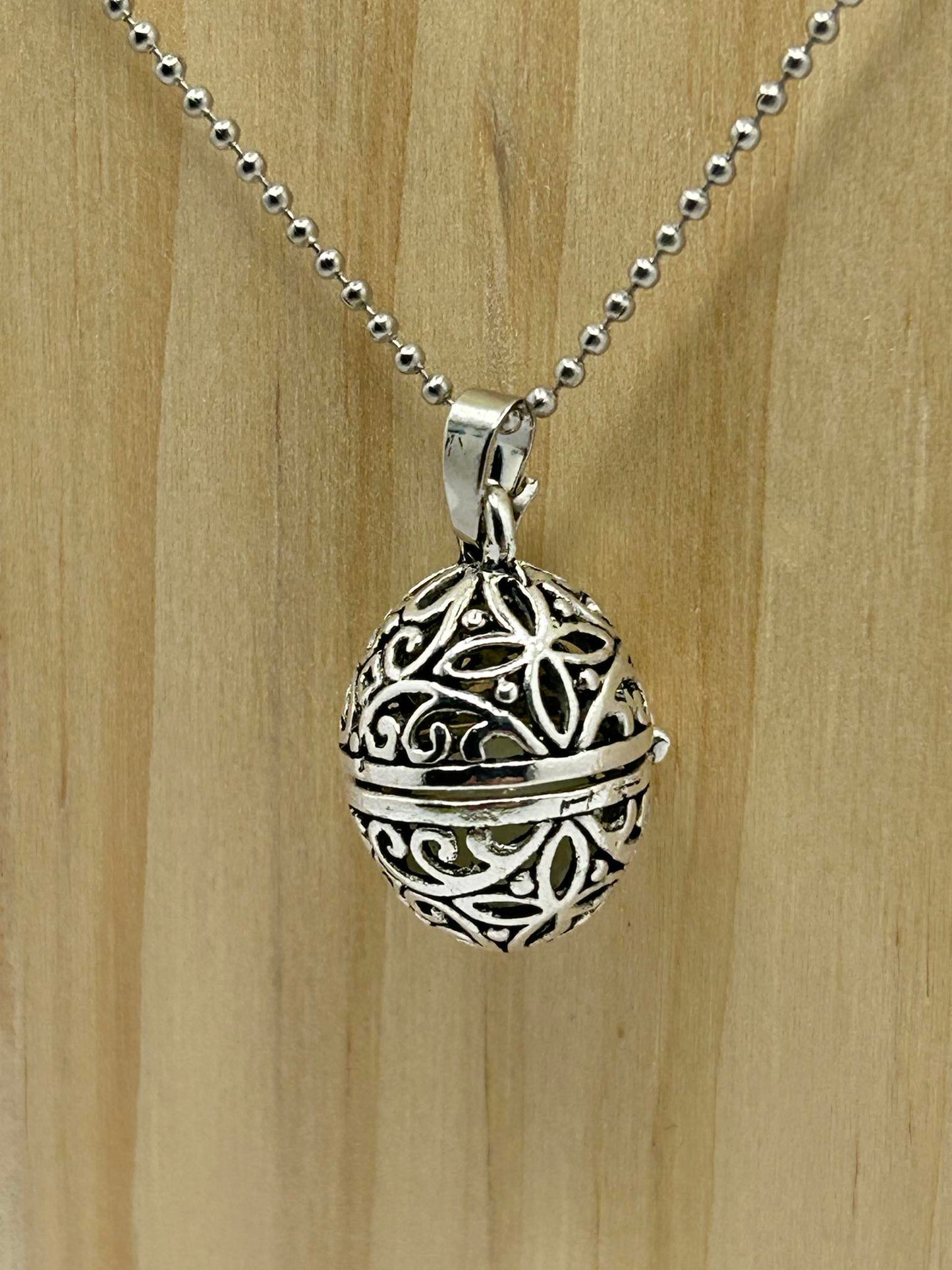 Leuchtende Eiform-Anhänger Kette – Floral Design, 45 cm, Silberfarben