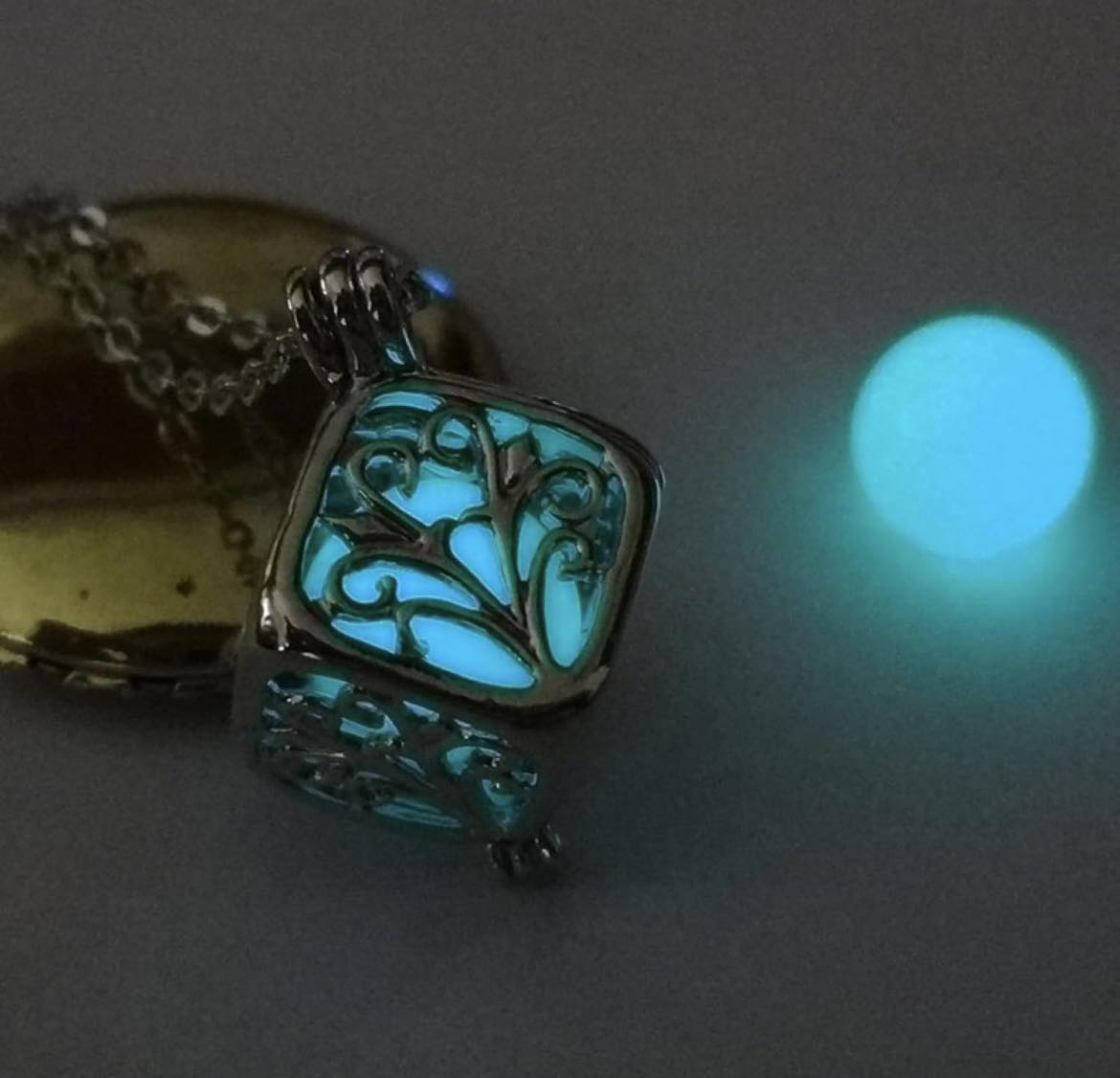 Leuchtende Würfel-Anhänger Kette – Floral Design, 45 cm, Silberfarben