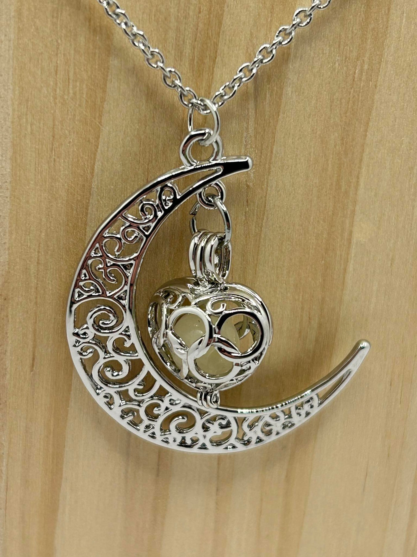 Leuchtende Mond-Anhänger Kette mit Herz – Floral Design, 45 cm, Silberfarben